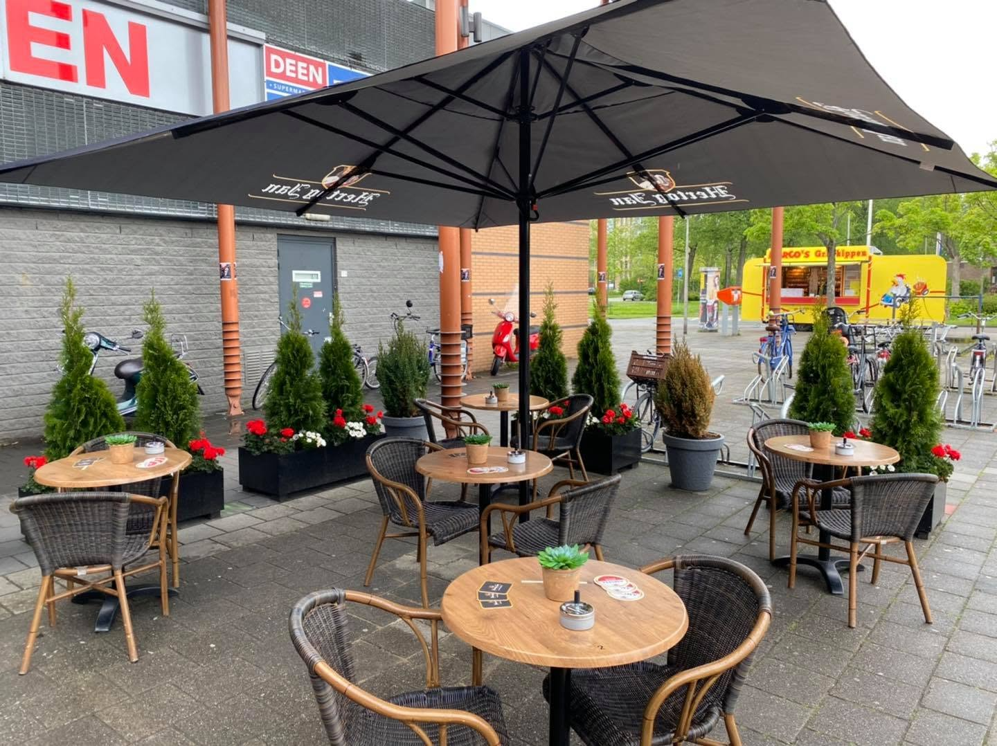 Zonnig terras van Cafetaria Gean